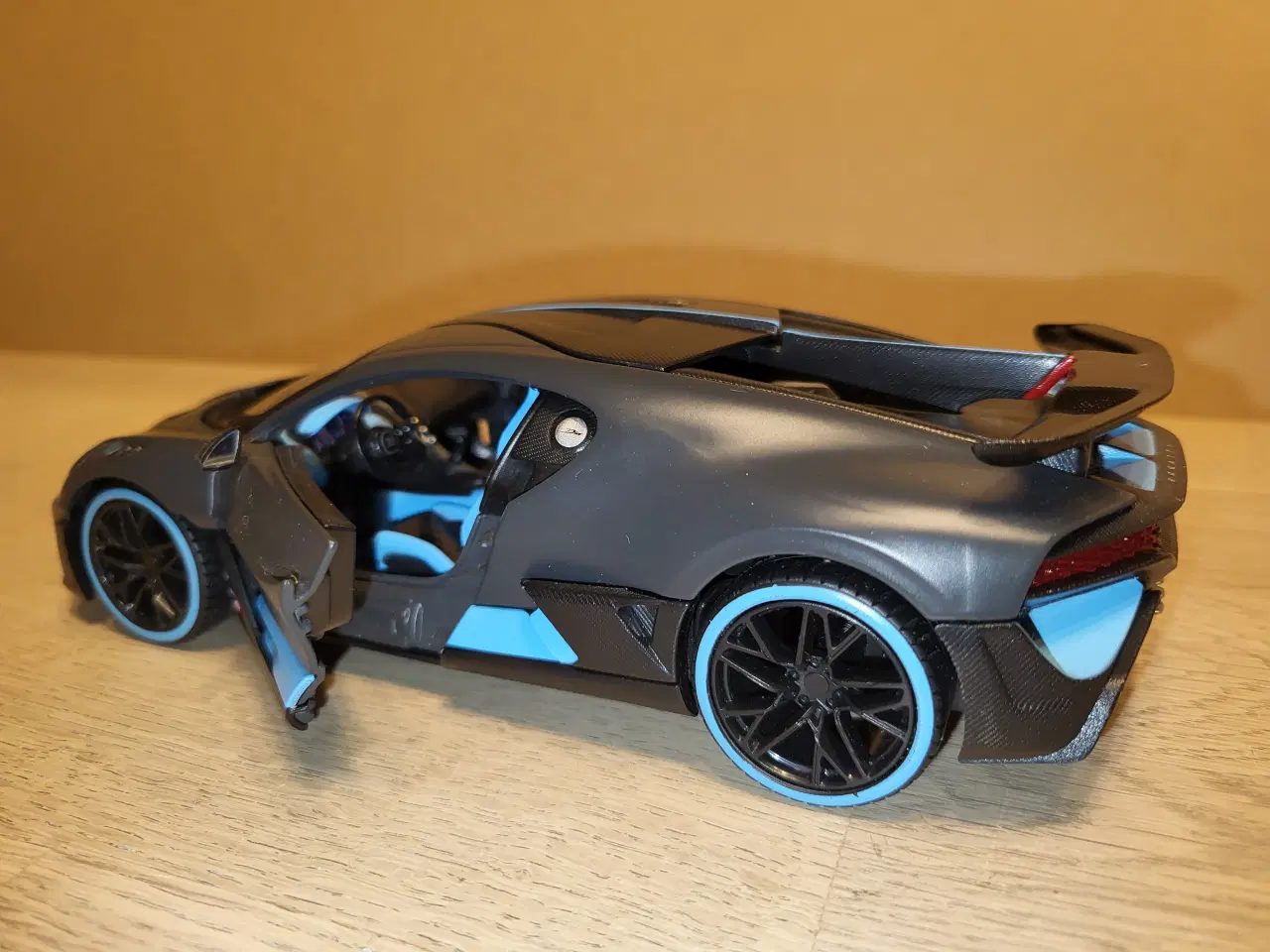 Billede 6 - Modelbil, Bugatti Divo 2018, skala 1/24