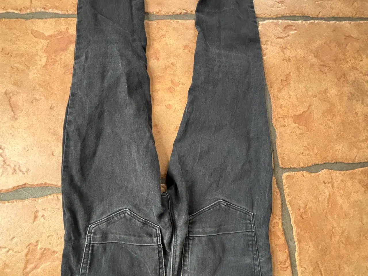 Billede 8 - Sort/grå Name it bukser str. 140