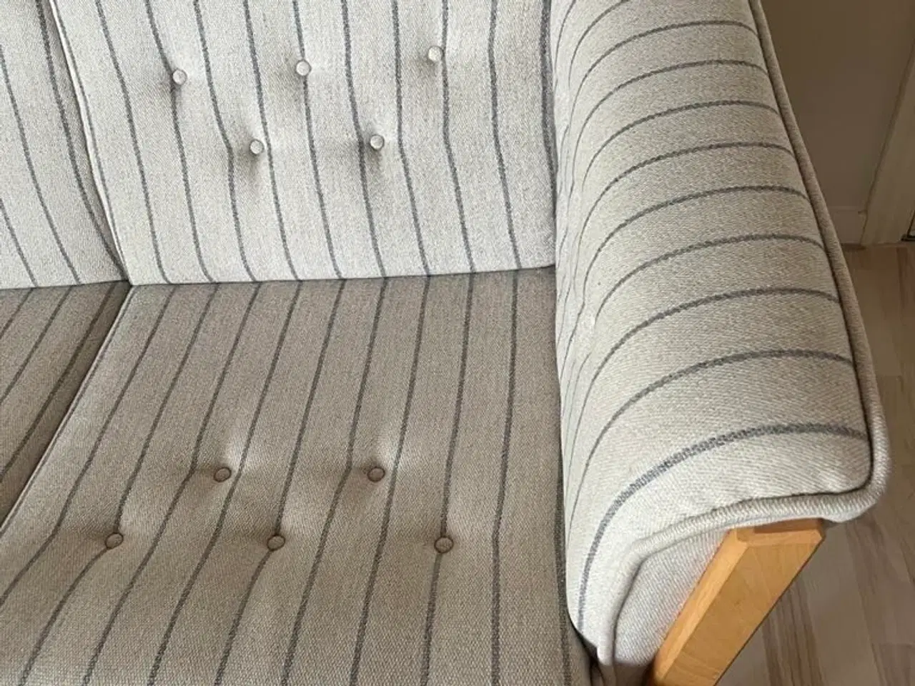 Billede 3 - Sofa i lyst uldstof med ben i bøg