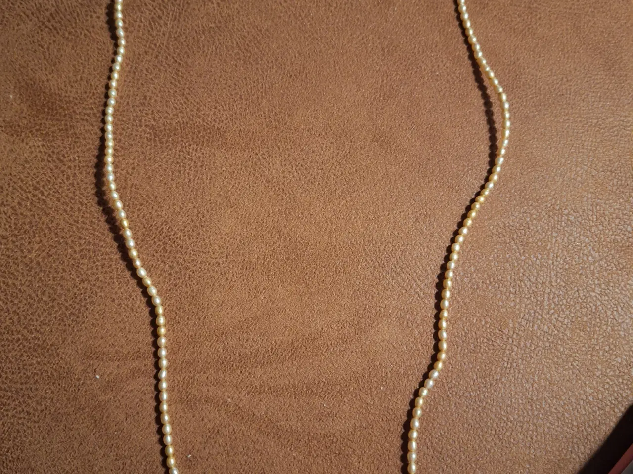 Billede 1 - Halskæde af gyldne perler 