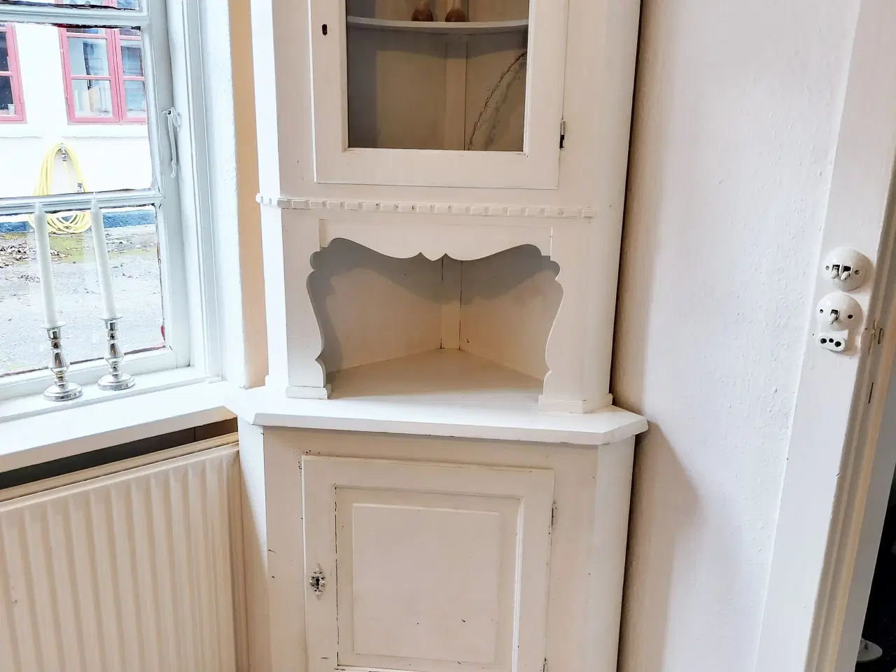 Billede 1 - Romantic elegant white cabinet - Vitrineskab hvid