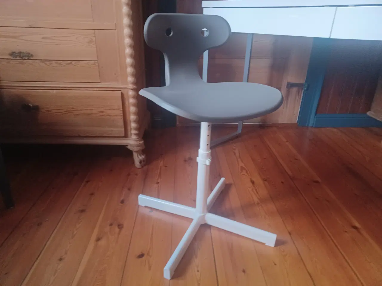 Billede 1 - Skrivebord fra JYSK+stol fra IKEA