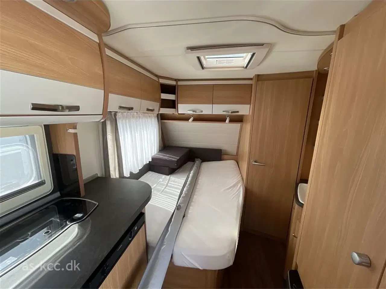 Billede 4 - 2018 - Knaus Südwind 450 FU   Knaus Südwind årg. 2018 4 sovepladser, 5 siddepladser, mover, posemarkise, cykelholder.