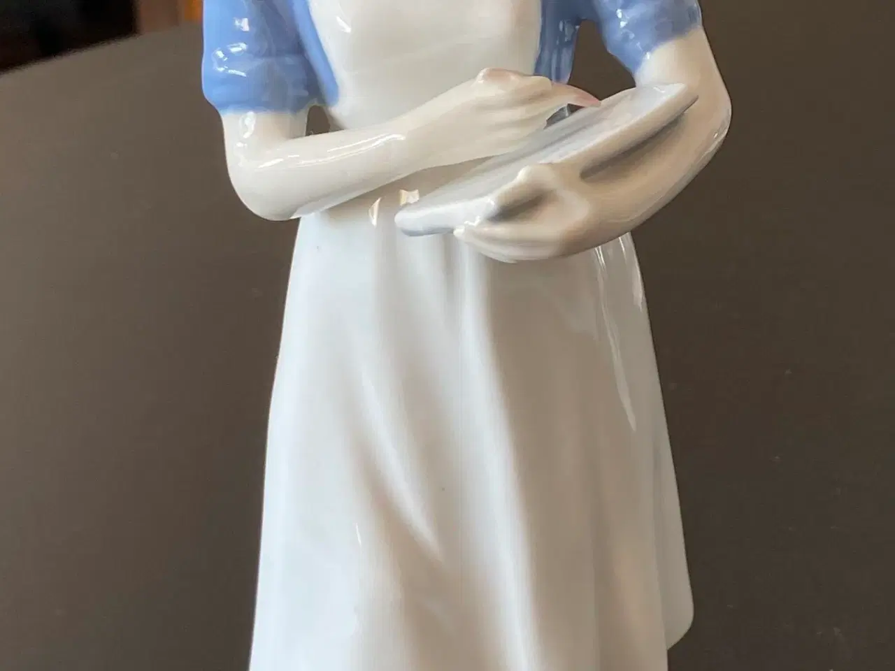 Billede 2 - Porcelænsfigur, sygeplejerske