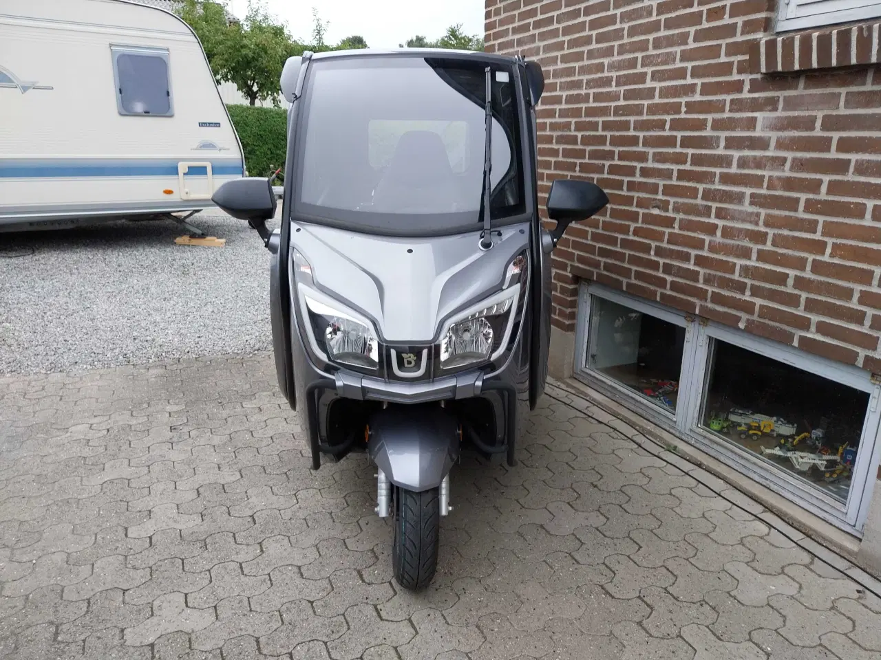 Billede 3 - Næsten ny Bach 26 S125 Kabinescooter til halv pris