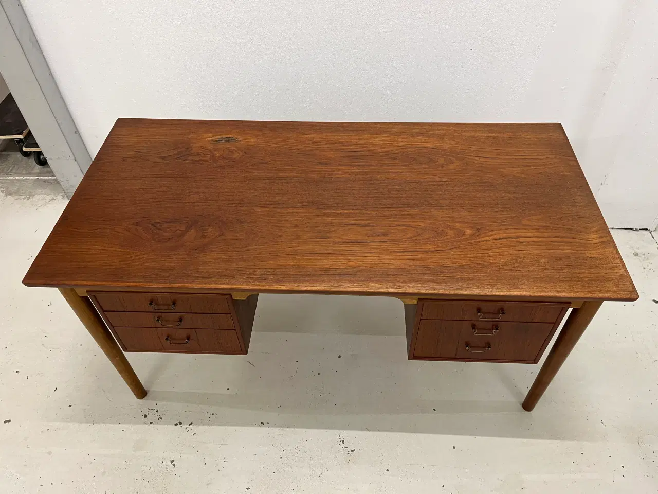 Billede 5 - Skrivebord i teak træ med 6 skuffer og reol.
