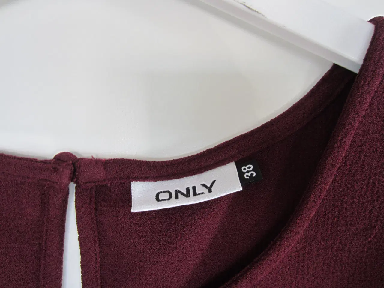 Billede 3 - Fin bordeux bluse i str. 38 fra Only
