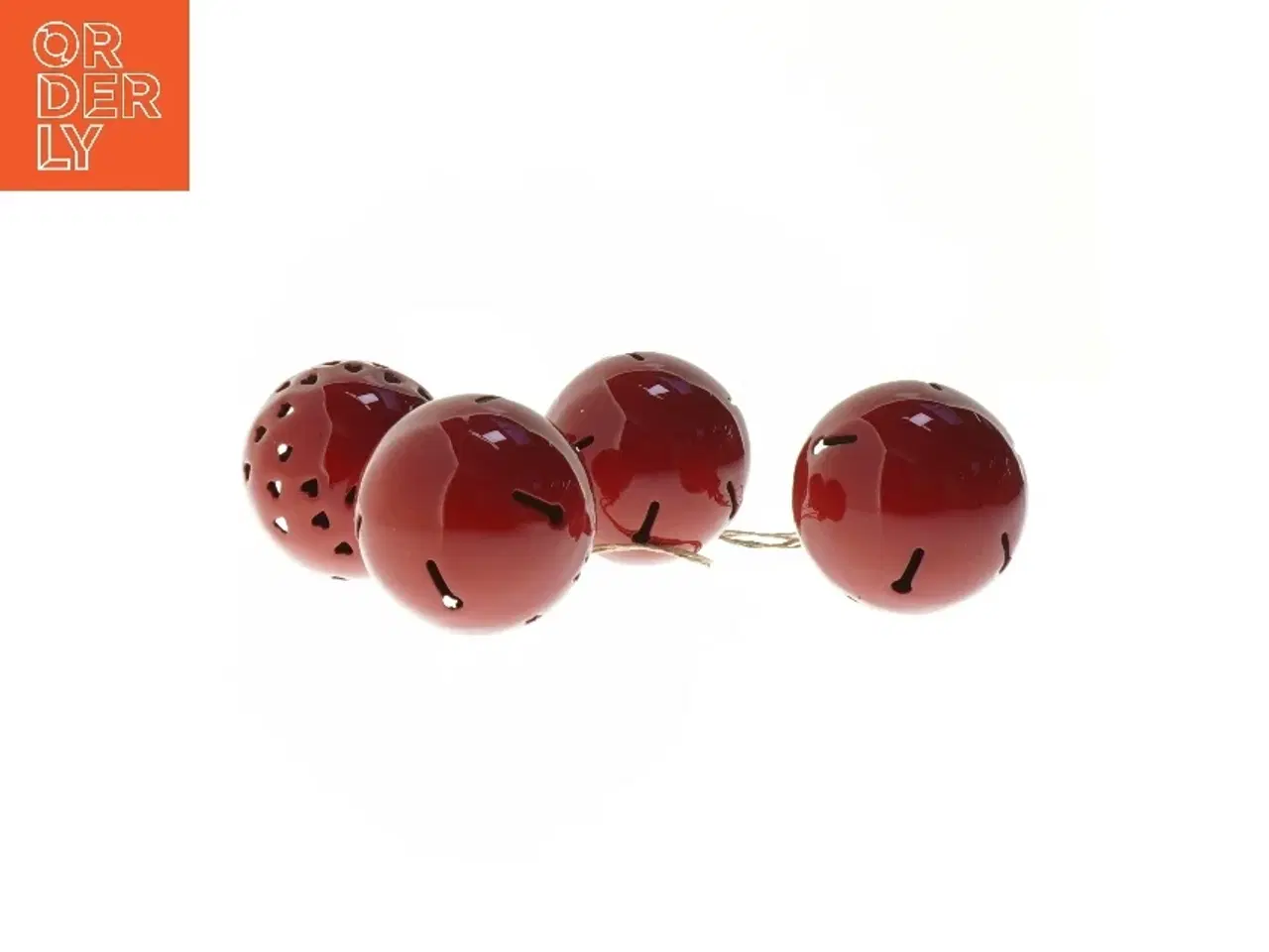 Billede 3 - Røde metaljulekugler med udskæringer (str. Ø 6 cm)