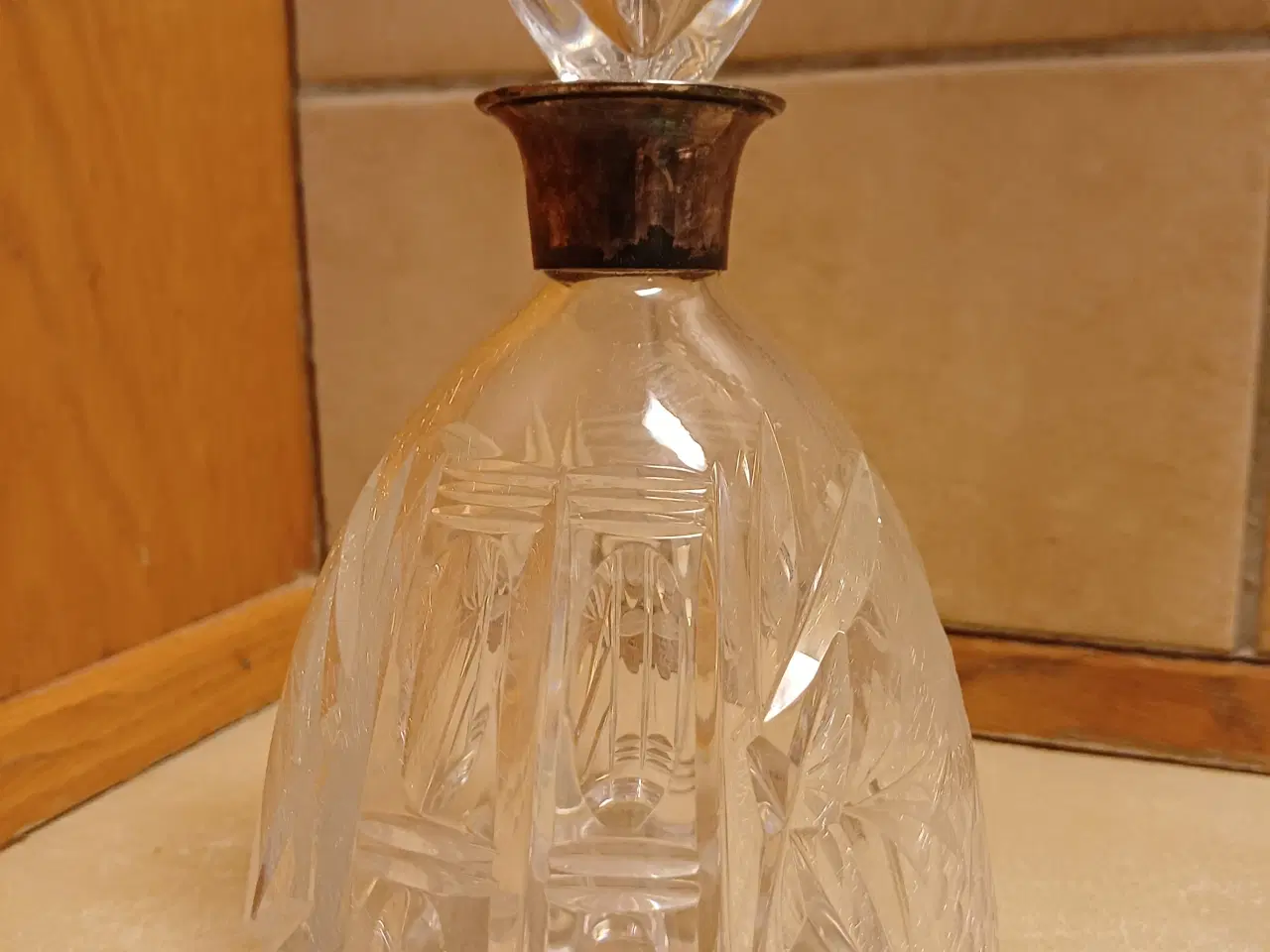 Billede 1 - Krystal karaffel med tretårnet sølvkrave