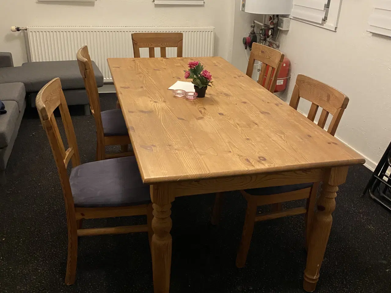 Billede 1 - Fyrtræbord og 5 stk stole