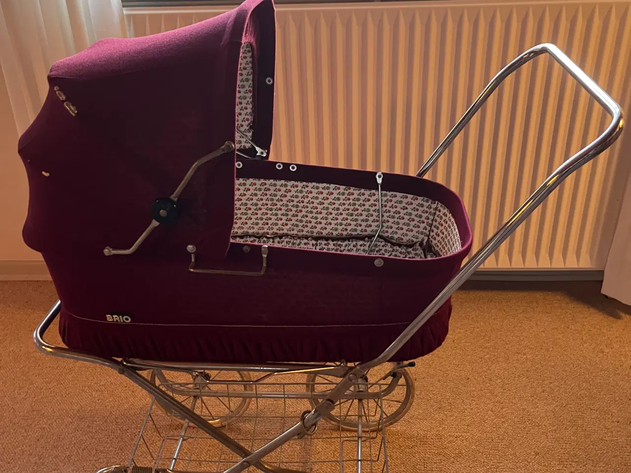 Billede 2 - Fin dukkevogn med sengetøj og dukke