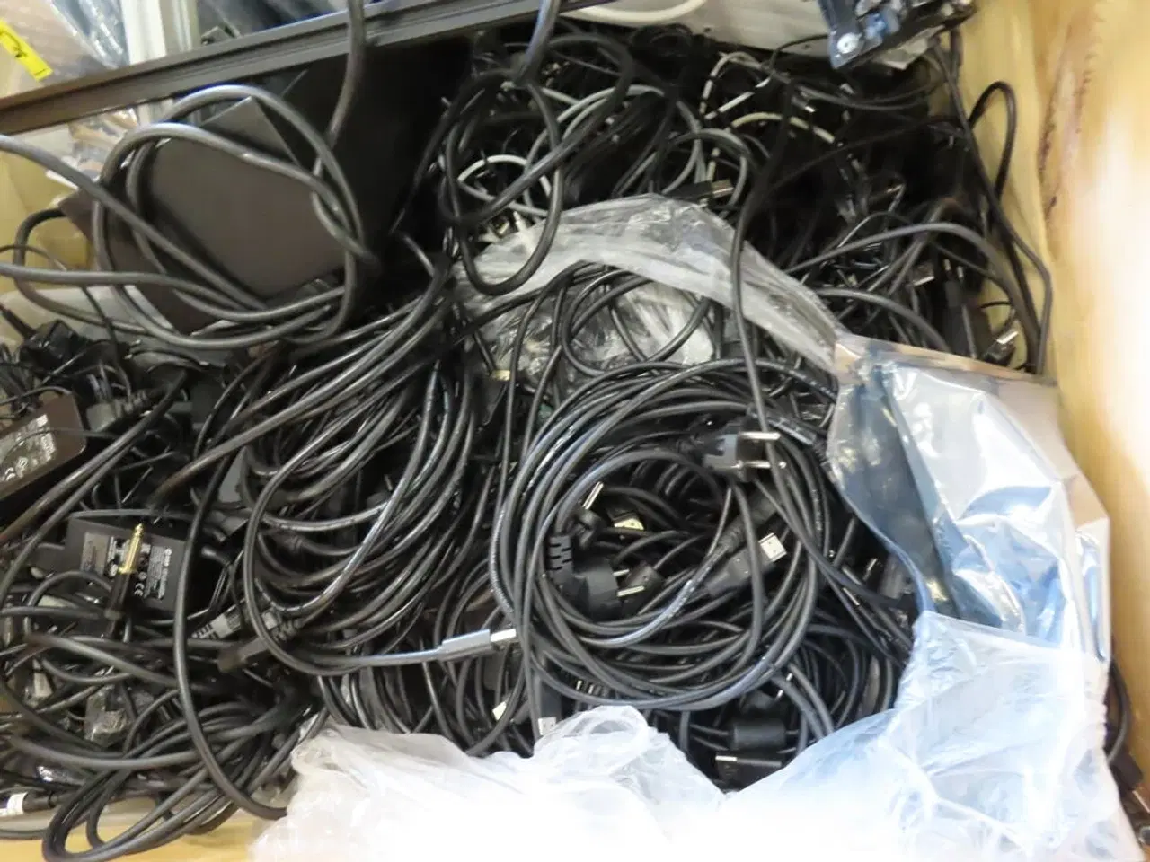 Billede 8 - Palle med rester fra TC ELECTRONIC