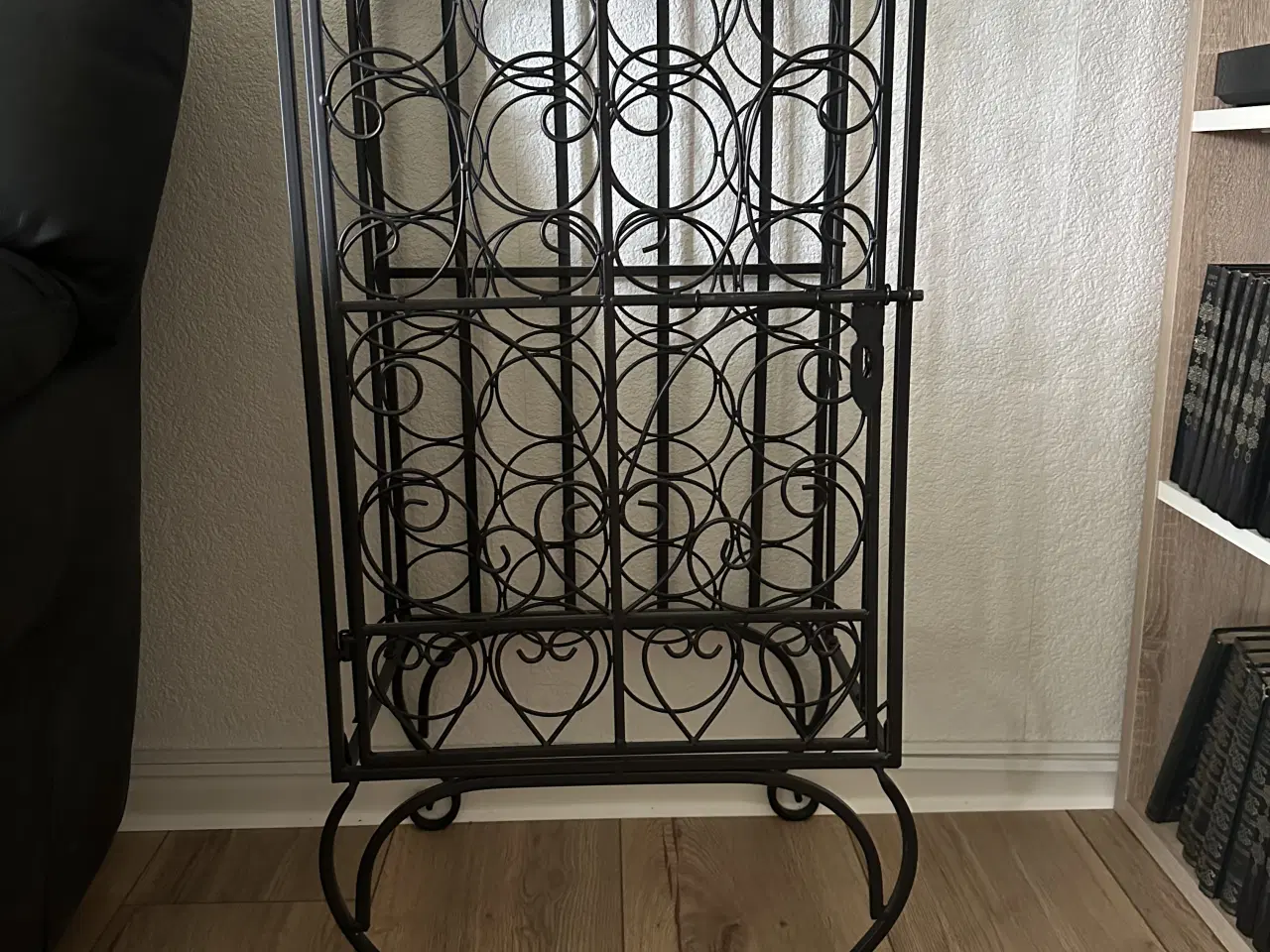 Billede 1 - Sort vinreol sælges