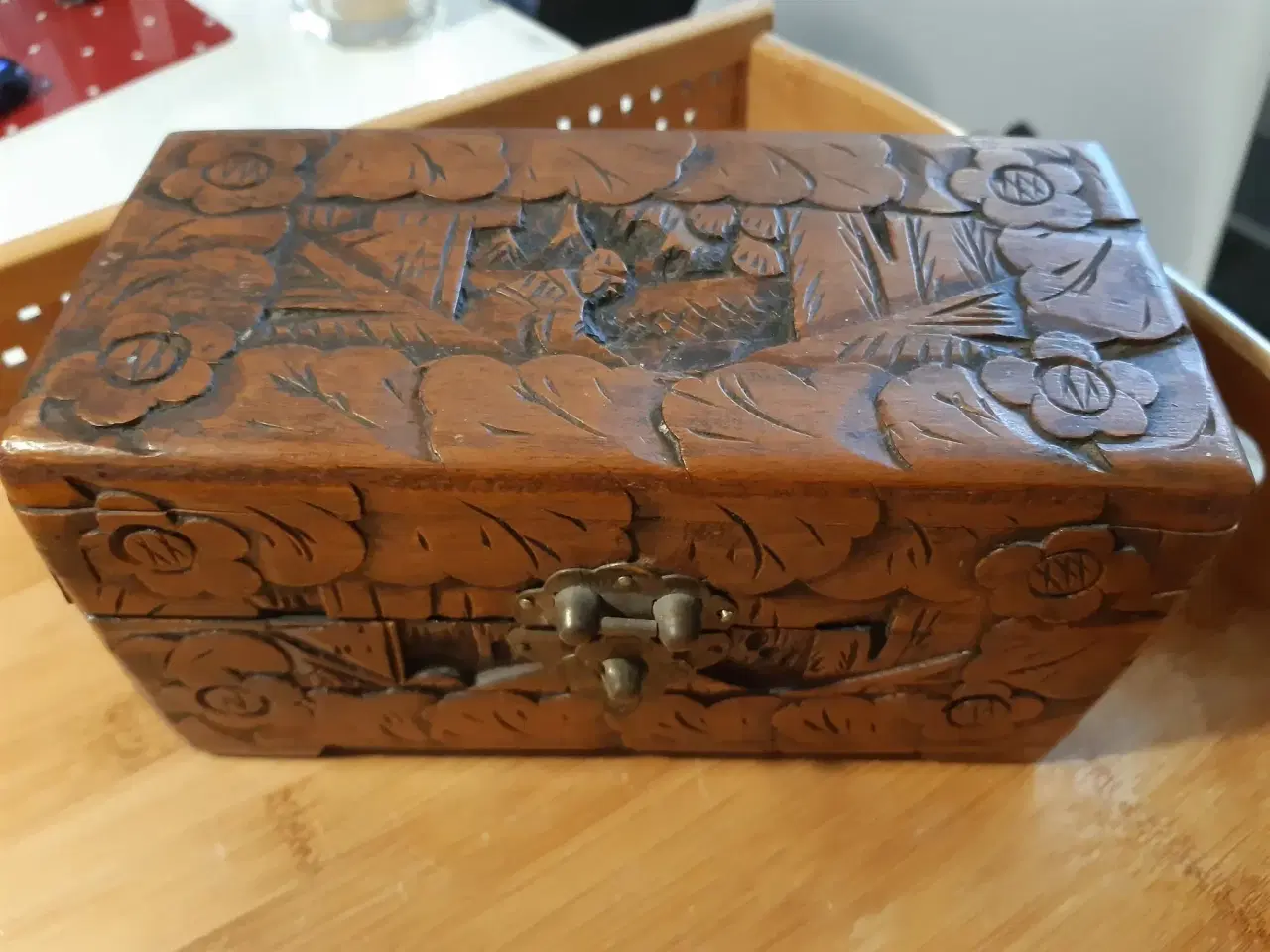 Billede 1 - Træske med udskæringer 
