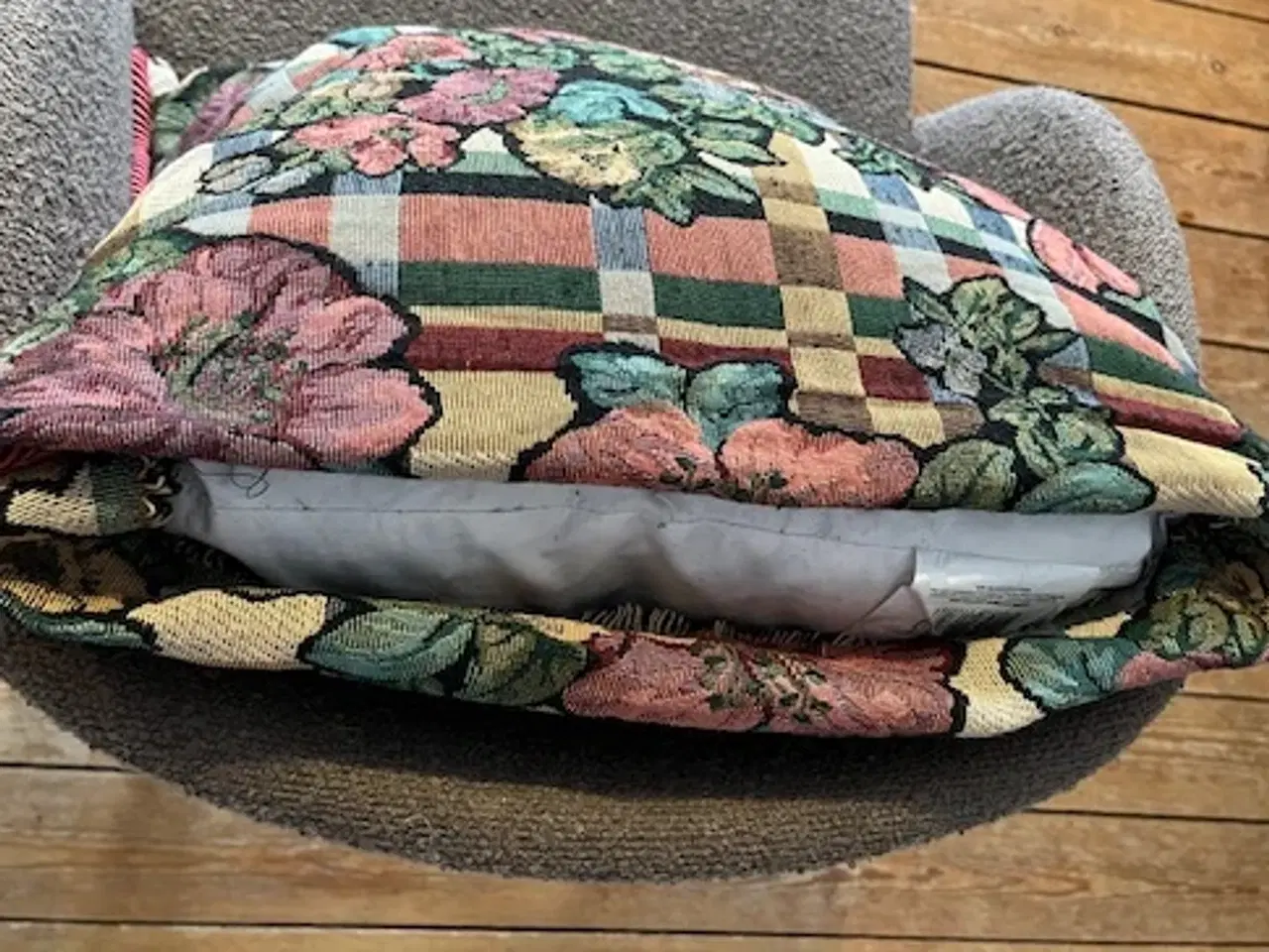 Billede 7 - 2 smukke Gobelin-puder med blomstermotiv