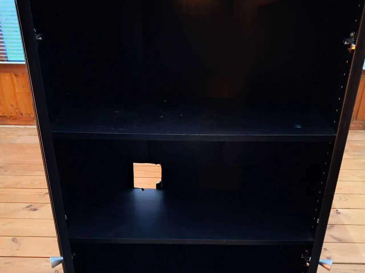 Billede 2 - Sort Skab med 2 låger.
