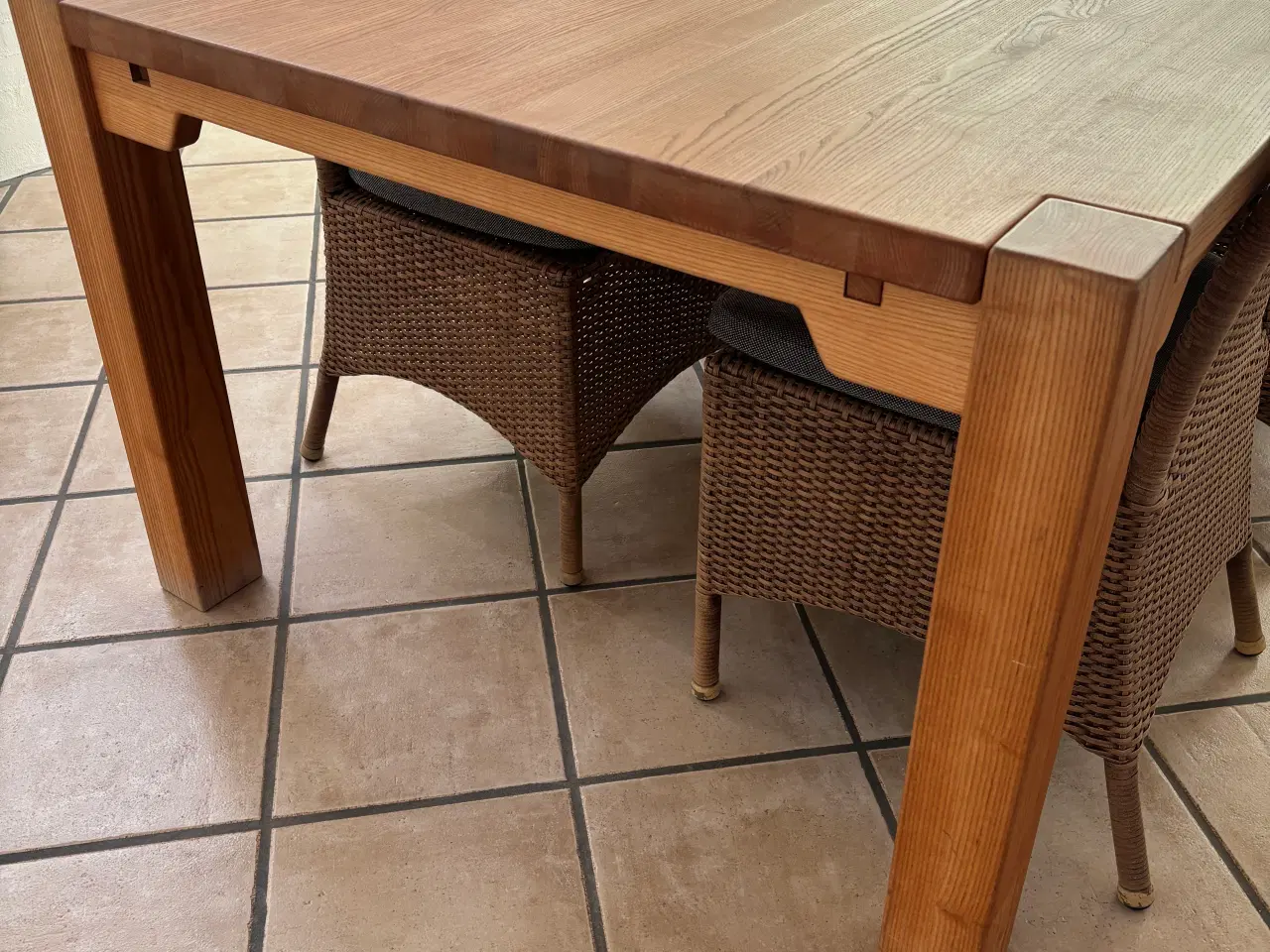 Billede 3 - Stort Spisebord med 8 stole fx til sommerhuset