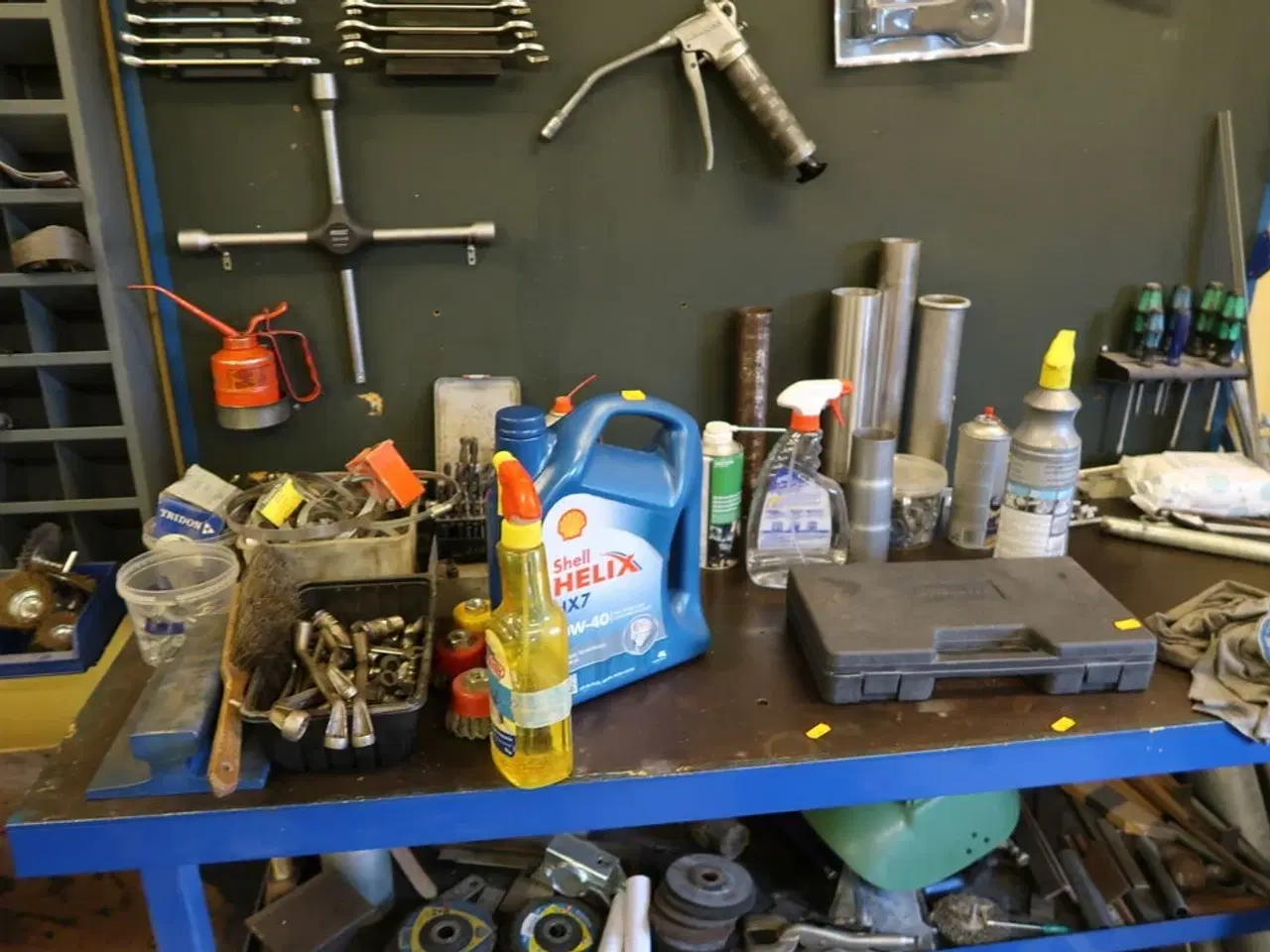 Billede 3 - Arbejdsbord med skruestik samt værktøjstavle med div. Værktøj