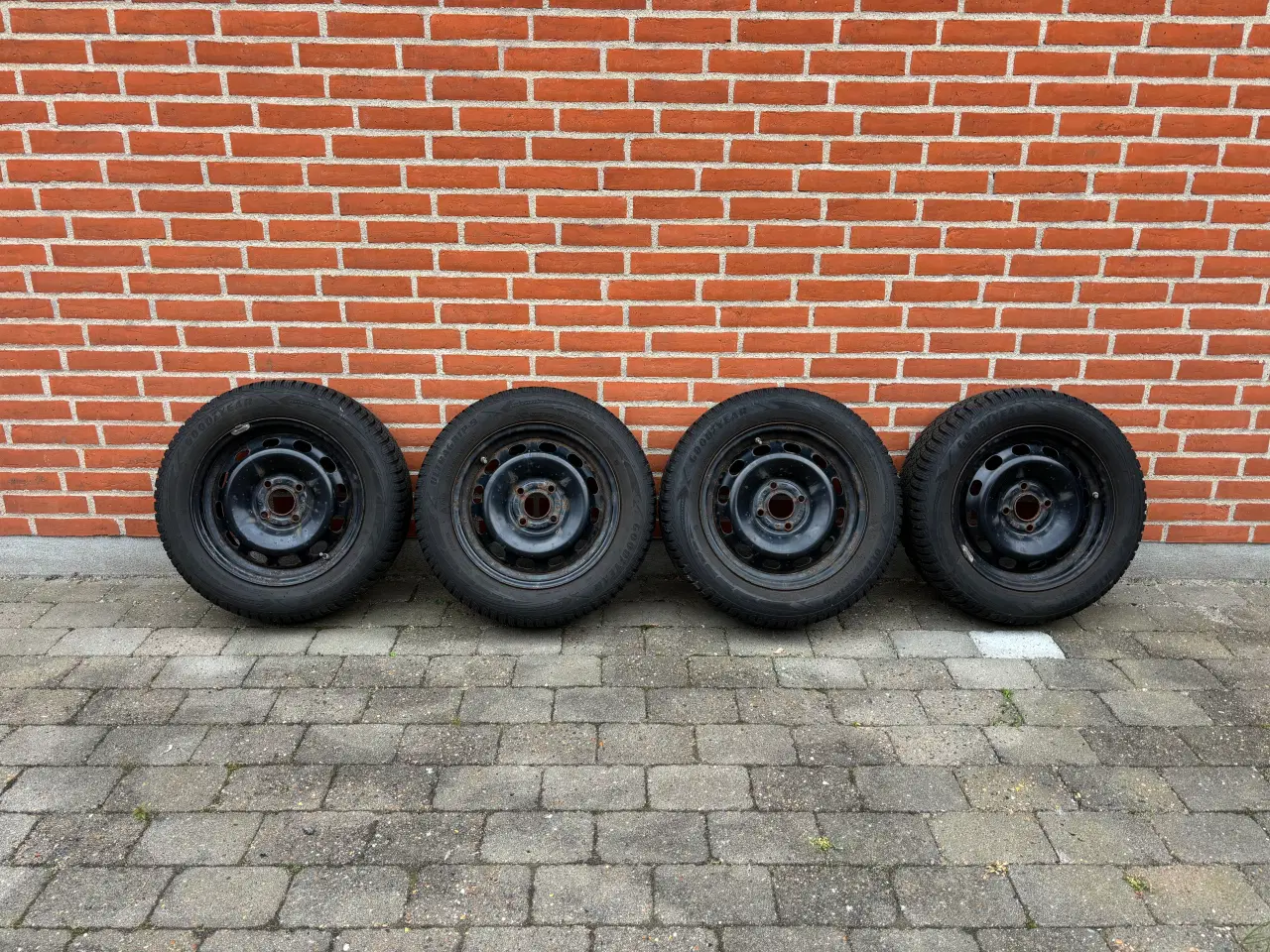 Billede 5 - Fine brugte vinterdæk på stålfælge 195/60R15