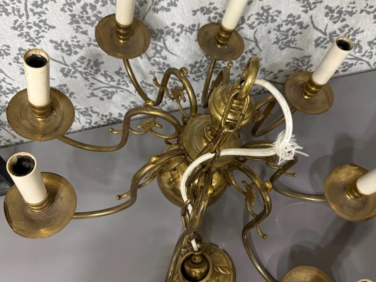 Billede 1 - Klassisk 8-armet barok lysekrone i messing – Flot 