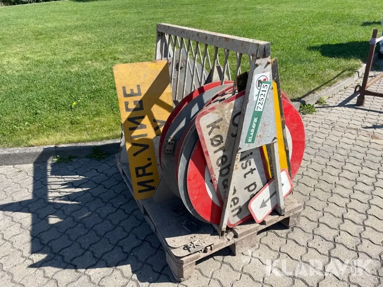 Billede 3 - Diverse vejskilte ca 74 styk med holder
