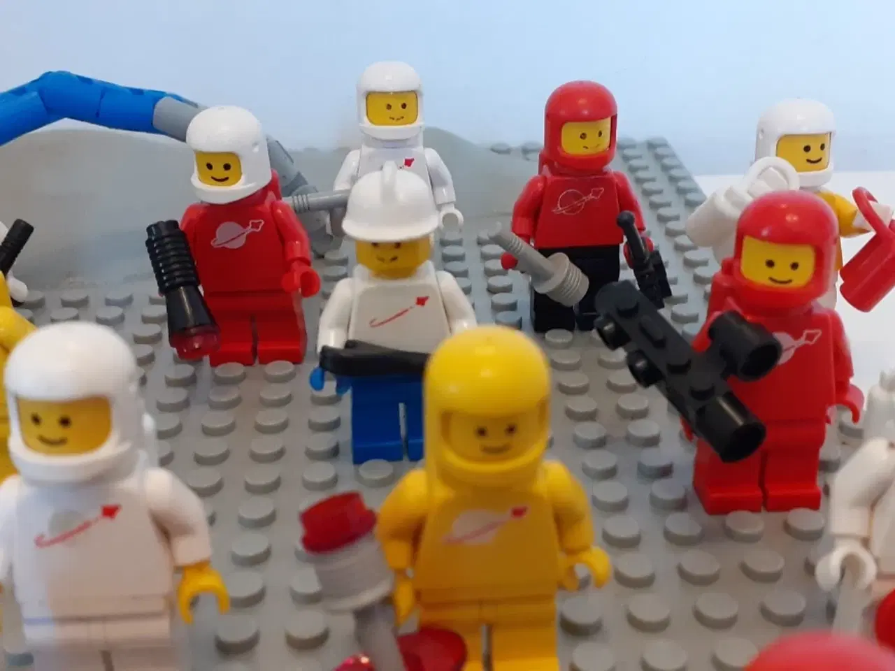 Billede 4 - LEGO Space figurer inkl. div. tilbehør & måneplade