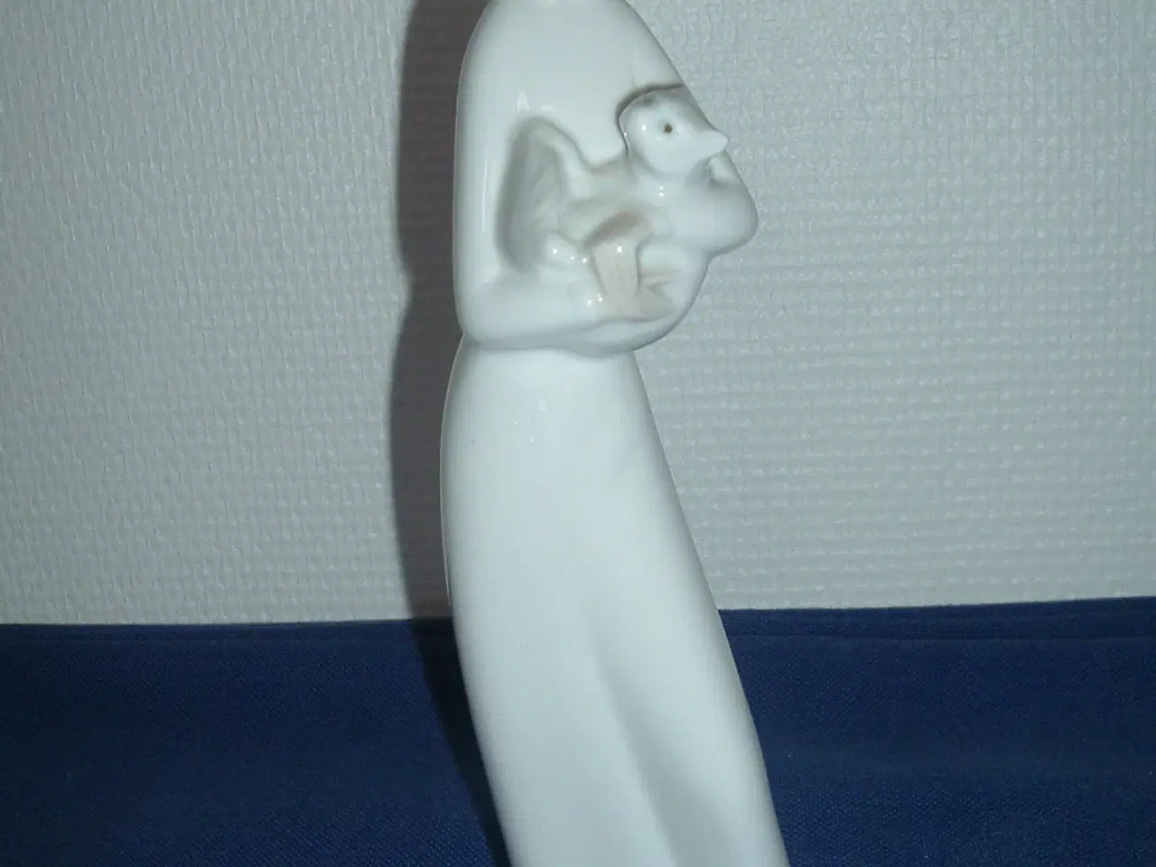 Billede 2 - Figur. Dame med KAT. Porcelænsfigur
