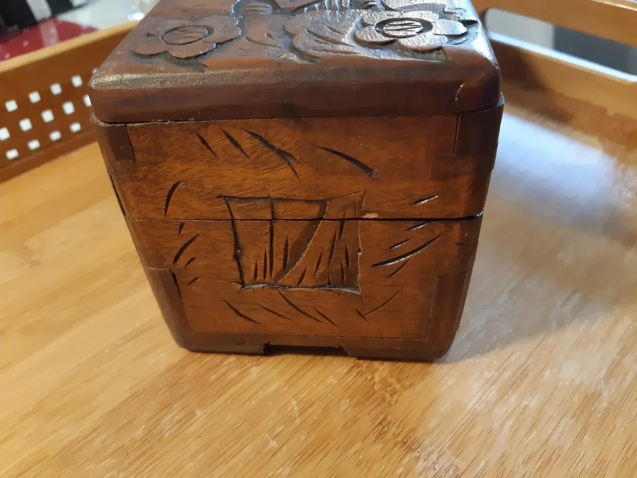 Billede 6 - Træske med udskæringer 