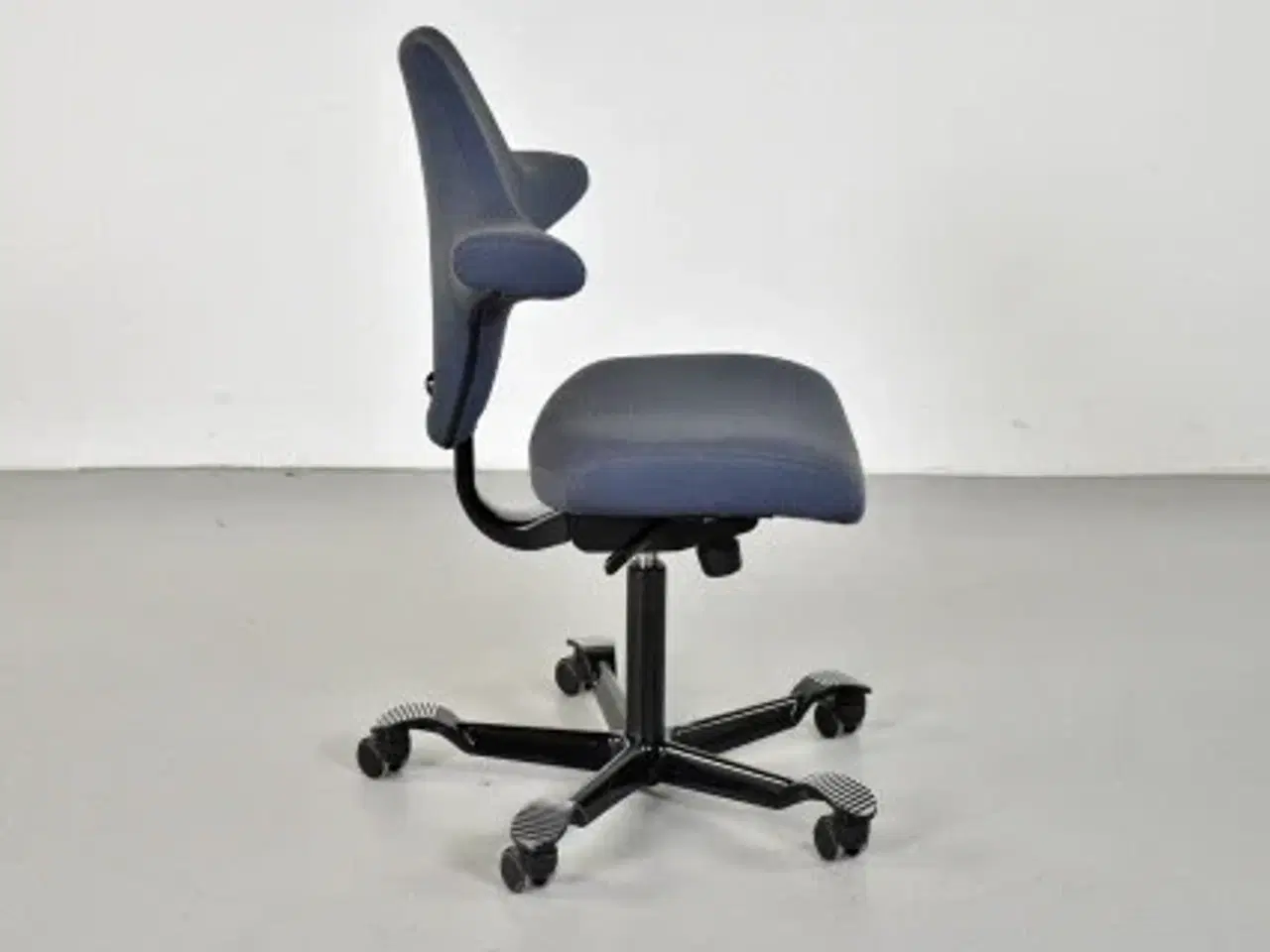 Billede 4 - Häg capisco 8126 kontorstol med blåt polster og sort stel