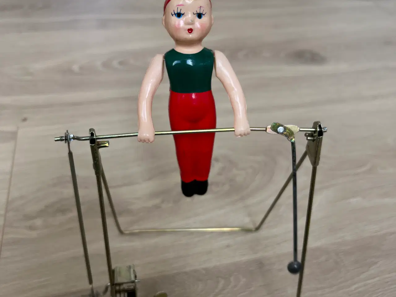 Billede 2 - Bliklegetøj med plastfigur i original emballage, S