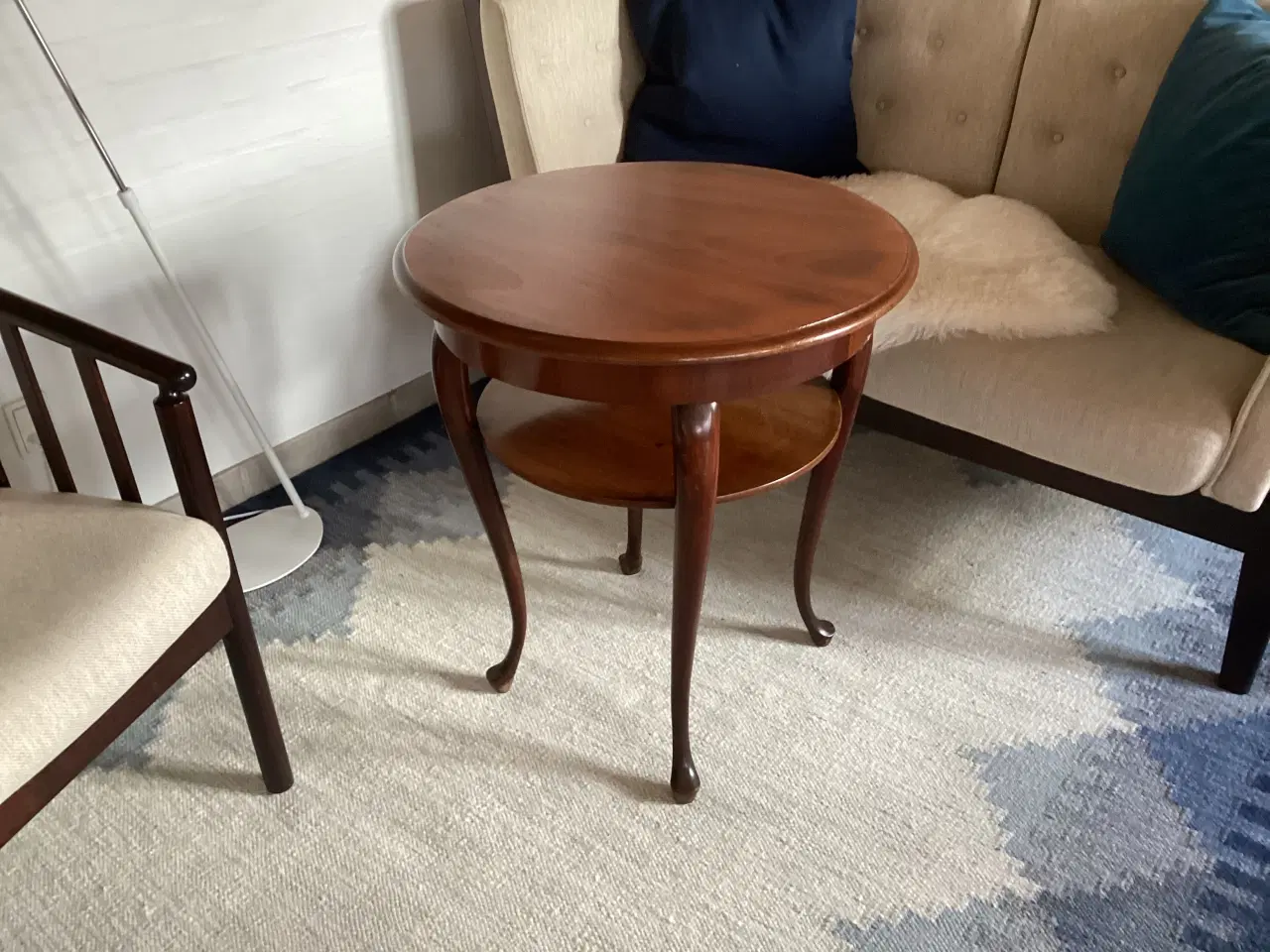 Billede 3 - Sofabord rundt i mørkt træ.