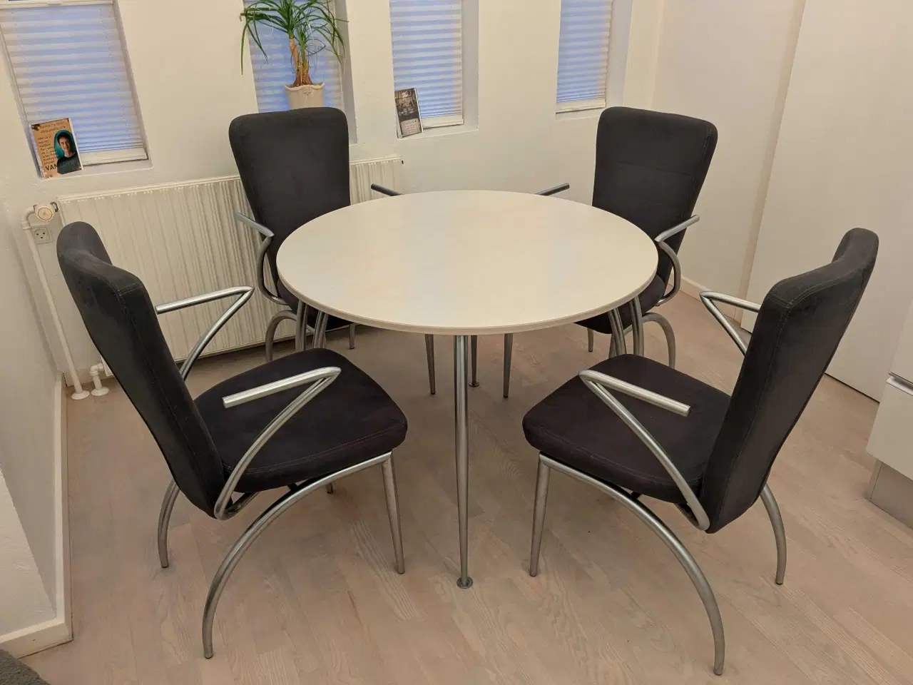 Billede 1 - Rundt spisebord med 4 stole