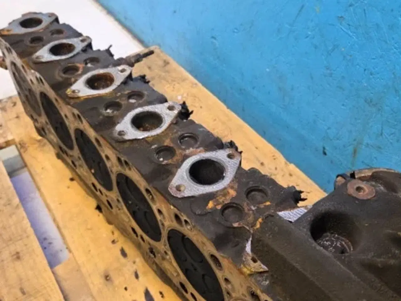 Billede 19 - Case 821E Cylinderhoved 2831279