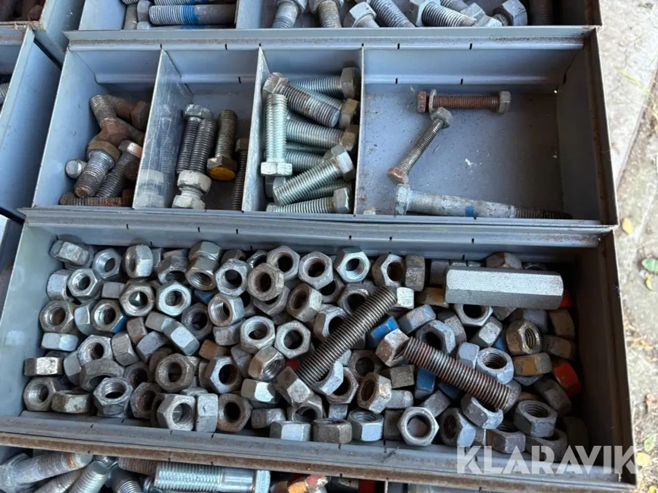 Billede 6 - Lot med bolte, hængsler og diverse 28 kasser