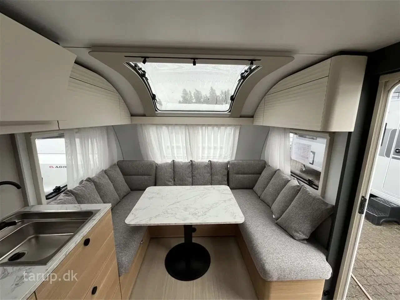 Billede 7 - 2026 - Adria Adora 613 UT   Fritstående dobbeltseng (Queens Bed), endebade-værelse, el-gulv-varme, panorama-vindue, Truma blæservarme, stort køleskab