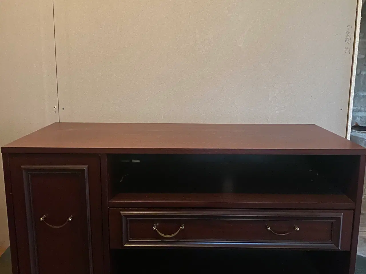 Billede 1 - TV bord i mørkt træ