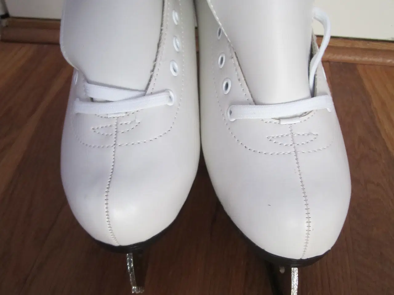 Billede 4 - SUPER FLOTTE NYE KUNSTSKØJTER. BYD.