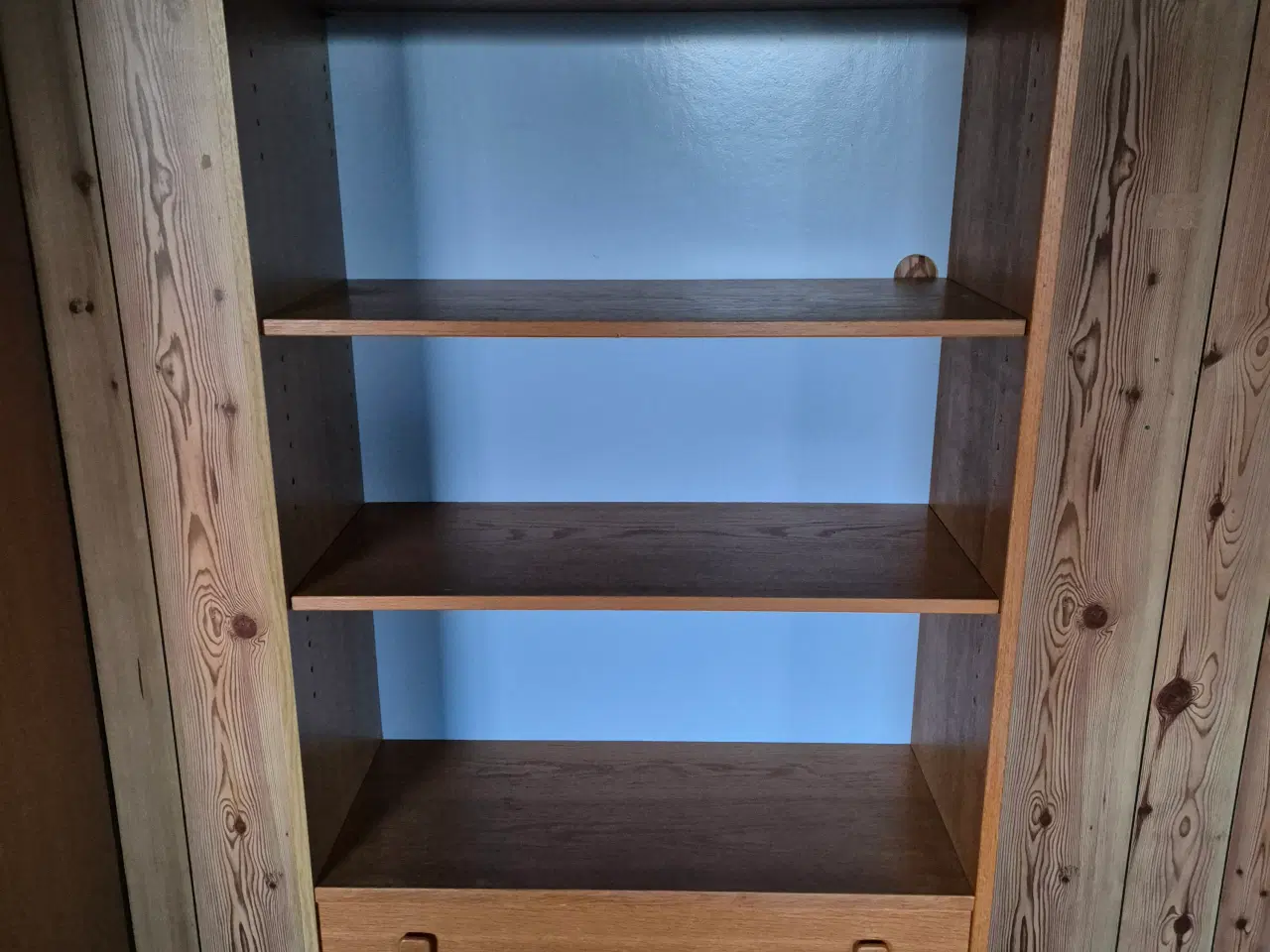 Billede 1 - Egetræsreol med 3 hylder og 4 skuffer