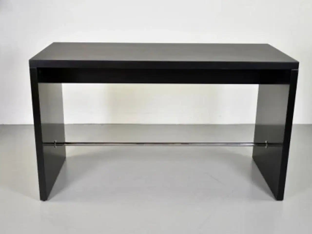 Billede 3 - Højbord/ståbord i sort linoleum med fodstøtte