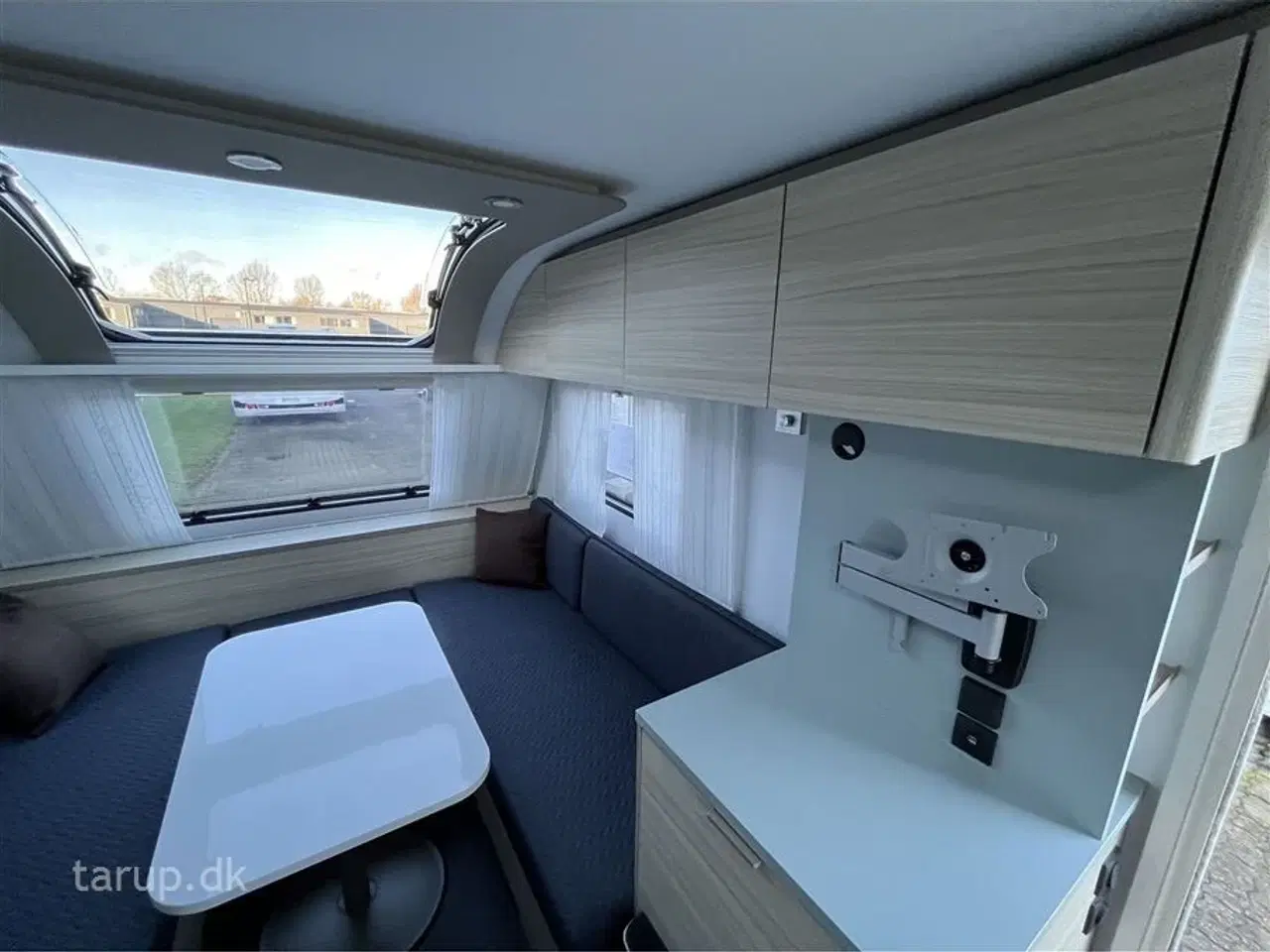 Billede 10 - 2020 - Adria Altea 362 LH Fortelt: Ventura Vivo luftfortelt, mover, 140 l. køleskab m/ fryser, køkken i bagende, toiletrum m/ bruser, enkeltsenge som kan laves til dobbeltseng