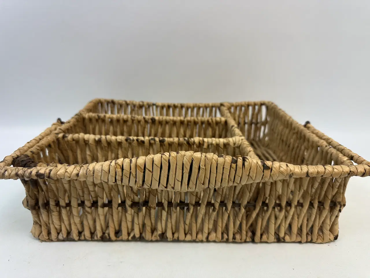 Billede 2 - Retro kurv m. flet og hank, rum inddelt