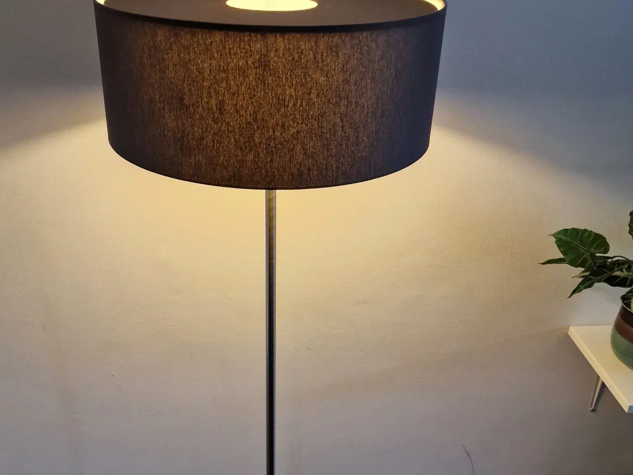 Billede 3 - Stor flot gulvlampe fra Frandsen Lighting.