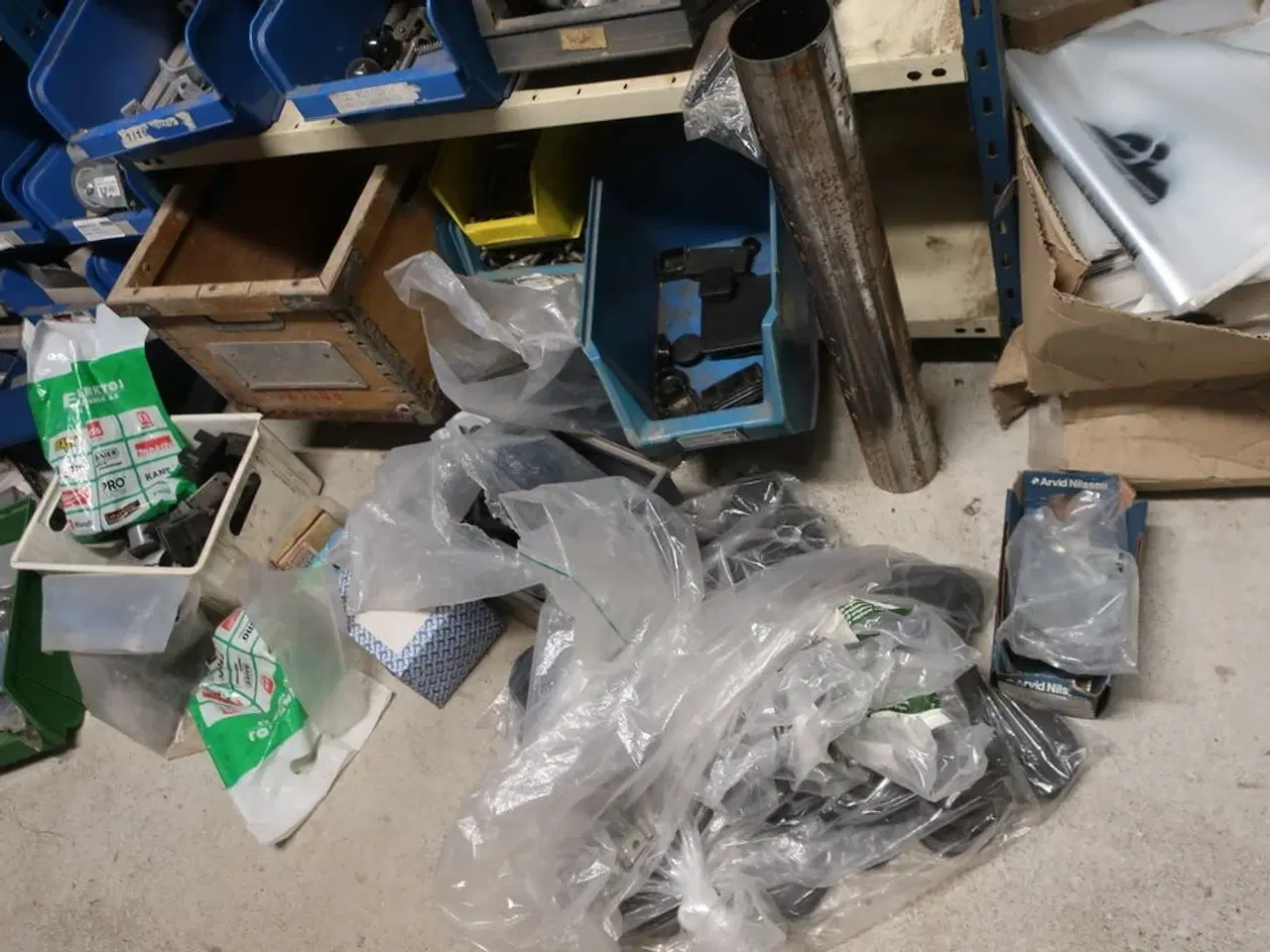 Billede 2 - 3 fag reoler inkl. indhold (se billeder)