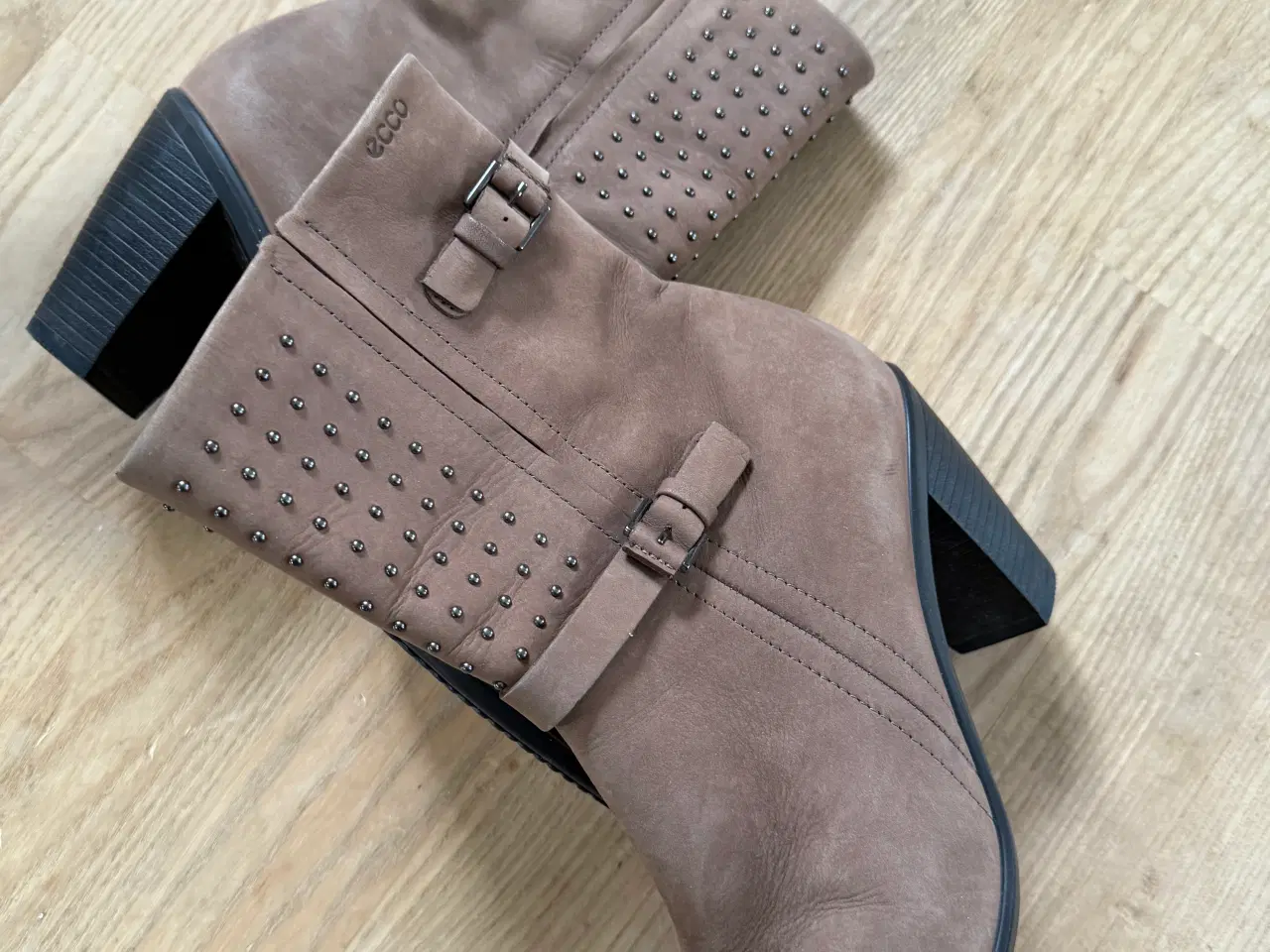 Billede 2 - ECCO STØVLETTER MED NITTER