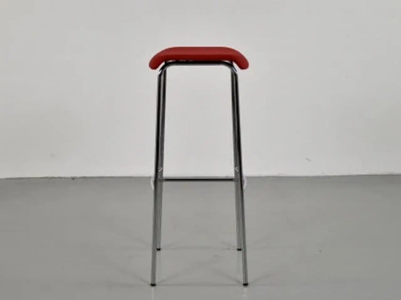 Billede 2 - Magnus olesen pause barstol med rødt polster på sædet og krom stel