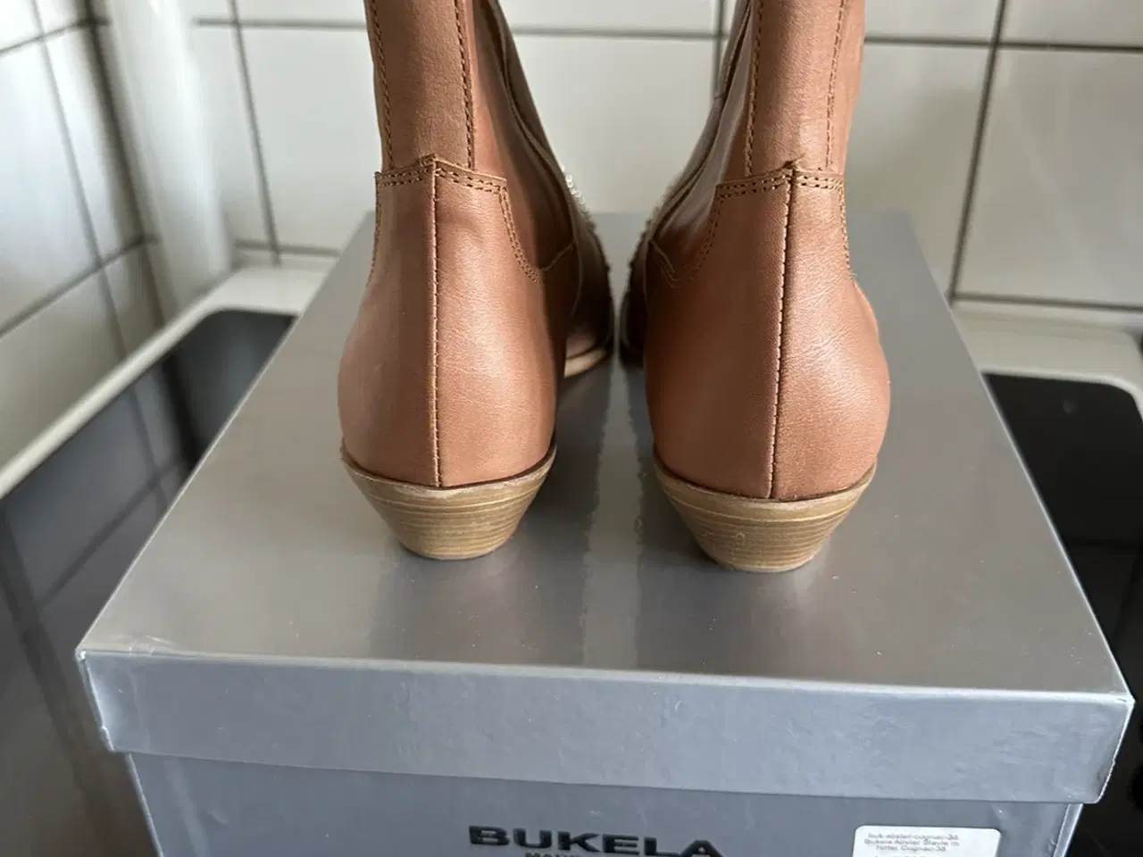 Billede 2 - BUKELA Støvle m/nitter.