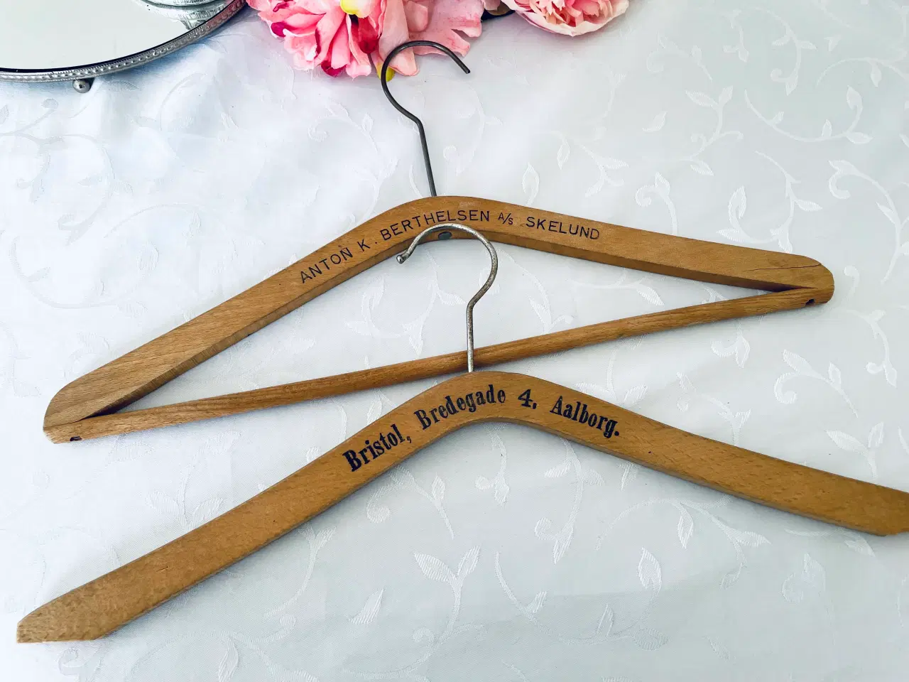 Billede 4 - Gamle vintage bøjler med skrift 