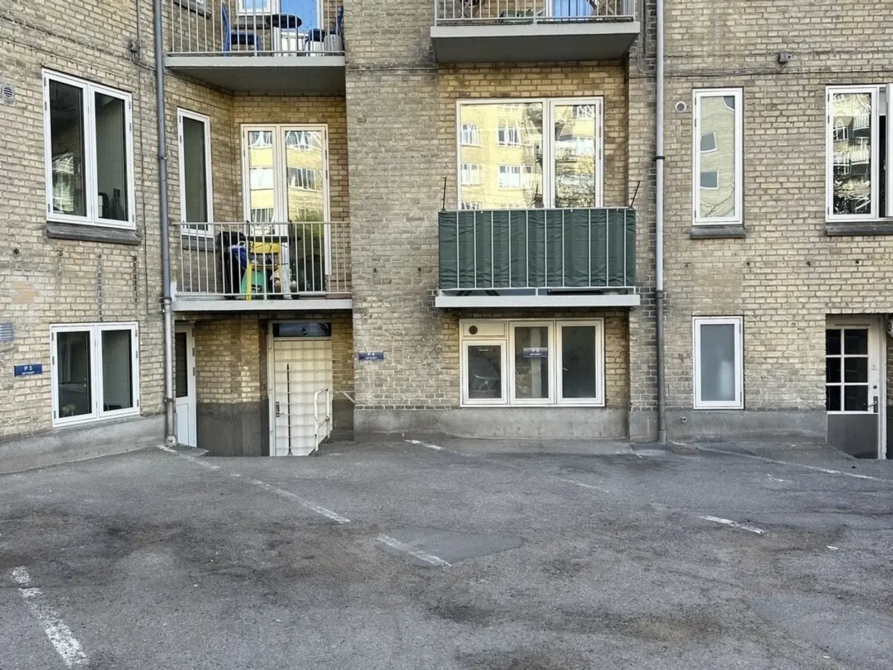 Billede 2 - Parkering til leje på Marselis Boulevard 16, Østjylland.