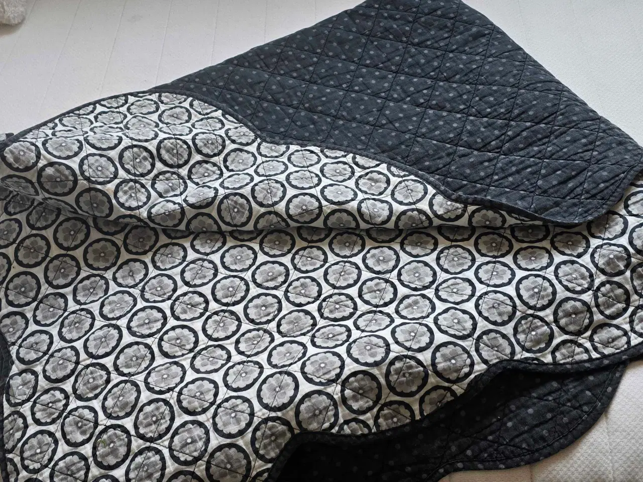 Billede 2 - Dejligt quiltet tæppe i sort/hvid/grå