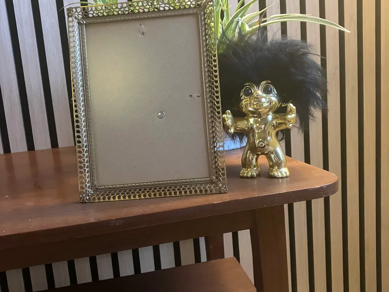 Billede 1 - Billedramme i metal med mønstret kant.